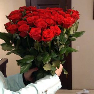 35 красных роз в Черноморске фото
