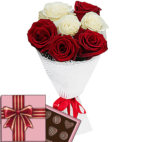 7 красных и белых роз с конфетами