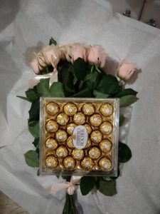 кремовые розы и коробка конфет фото