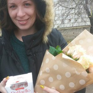 фото товара 7 белых роз с конфетами