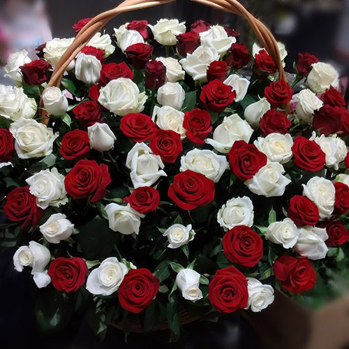 Фото товара Корзина красных и белых роз в Черноморске