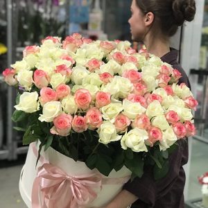 капелюшна коробка 101 біла та рожева троянда в Чорноморську фото