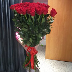 25 высоких импортных роз в Черноморске фото