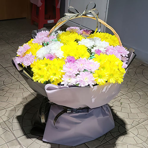 Фото товара - траурная корзина хризантем, отличный вариант выразить сочувствие