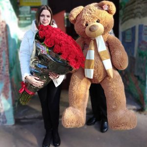 101 метровая роза Фридом и большой мишка фото