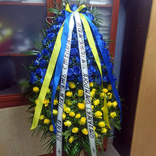 фото вінка на похорон з жовтими та синіми трояндами
