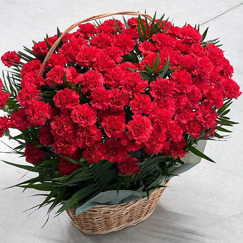 Фото товара 100 гвоздик у кошику в Черноморске
